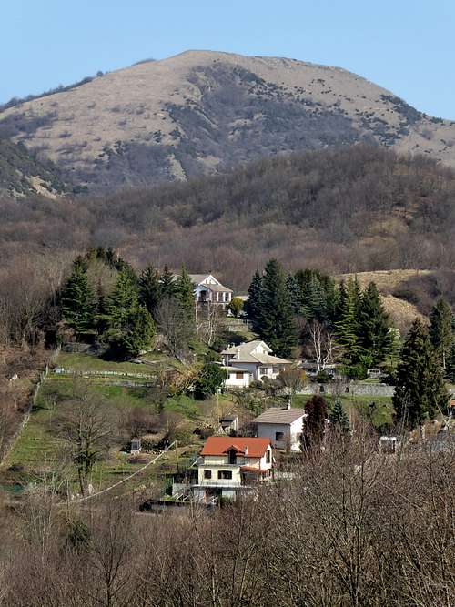 The flat summit of Alpesisa in the background of the houses of Creto