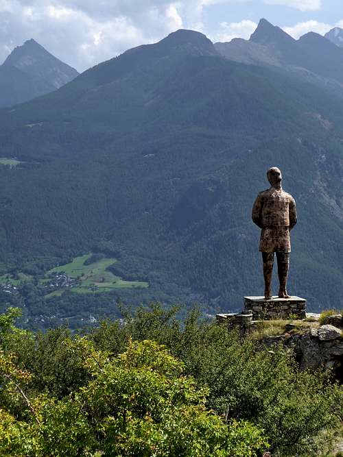 Summits in the background of the Monument to the Partisan at Trois Villes