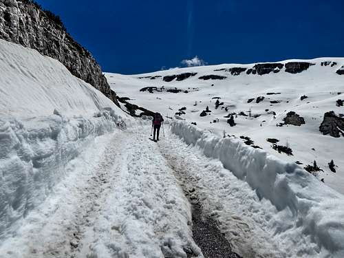 Along the snowy road towards 3 Cime di Lavaredo