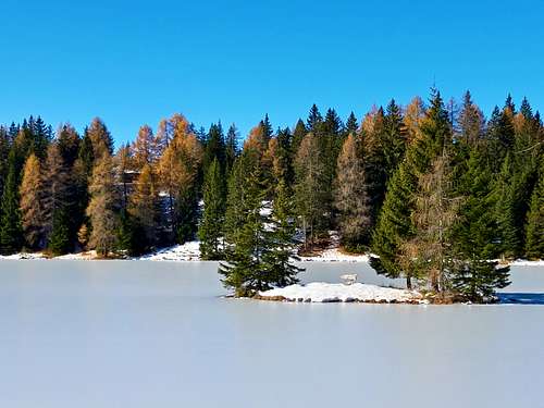 Tiny isle in the middle of the frozen Tret lake