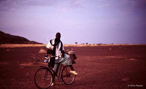 A cyclist in the middle of the Sahel desert