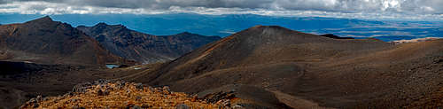 Tongariro Crossing 54 pan (hikers on skyline descending to Emerald Lakes) 1080