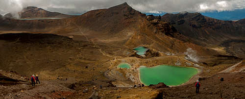 Tongariro Crossing descent 07 pan (Blue & Emerald Lakes) 2400