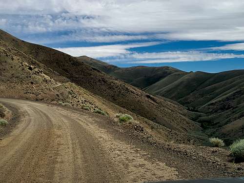 The excellent dirt road to the top