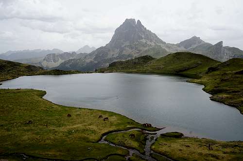 Midi d'Ossau and Lac d'Ayous from Refuge d'Ayous