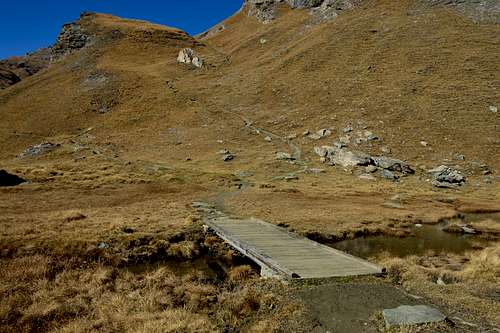 Small wooden bridge and path n°3c