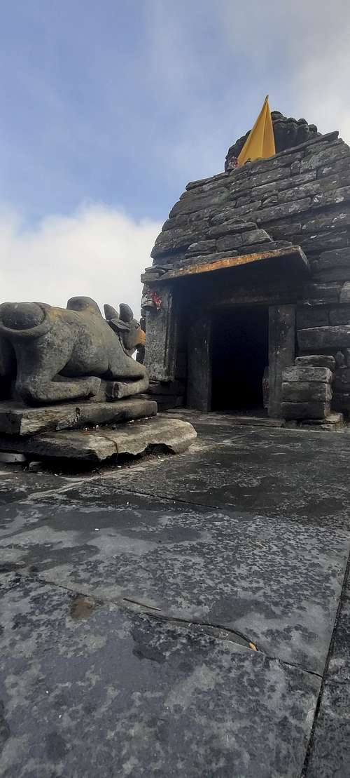 Tungnath temple with Nandi