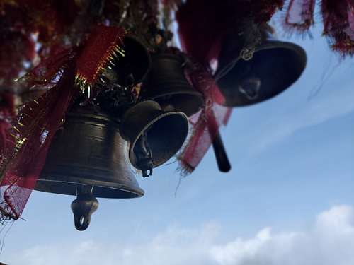 Bells outside Tungnath