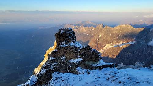 Sunrise from the Cresta del Leone / Liongrat route on Matterhorn