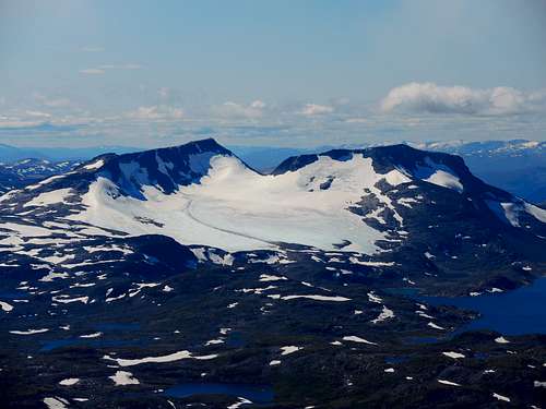 Fannaråken and Steindalsnosi seen from the summit