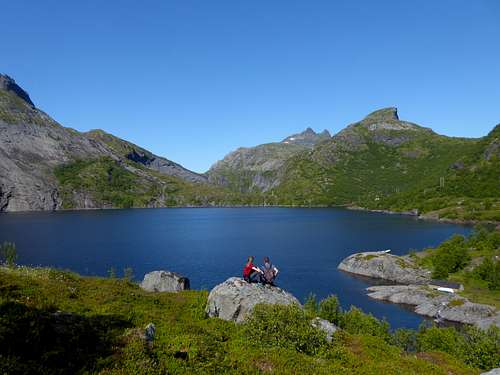 Lake Stuvdalsvatnet along the route to Tindstinden