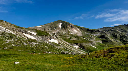 The summit of Tsoukarela (2,276m) from the plateau
