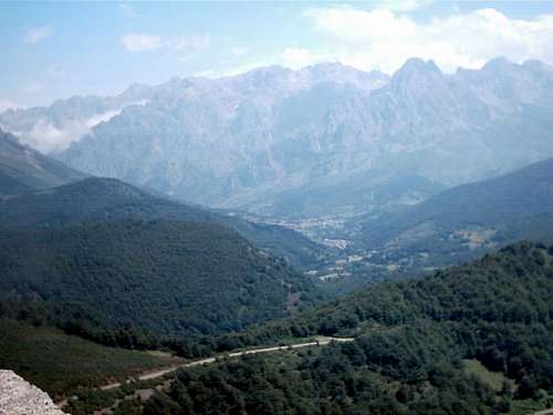 Valdeón Valley and Macizo...