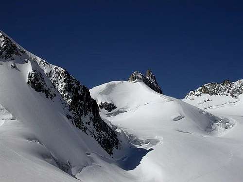 L'aiguille de Toula (3538 m)...