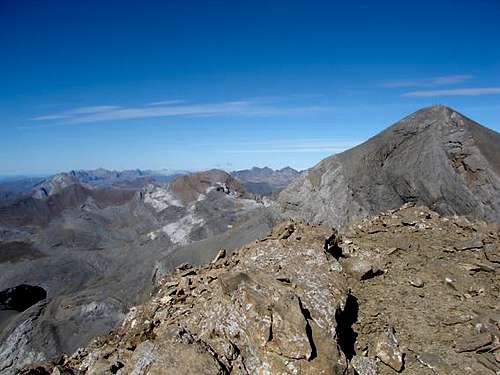 In the summit ridge of Soum...