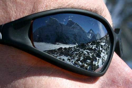 Reflexion of Everest in...