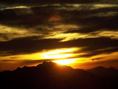  Caledônia 2219 m at sunrise...