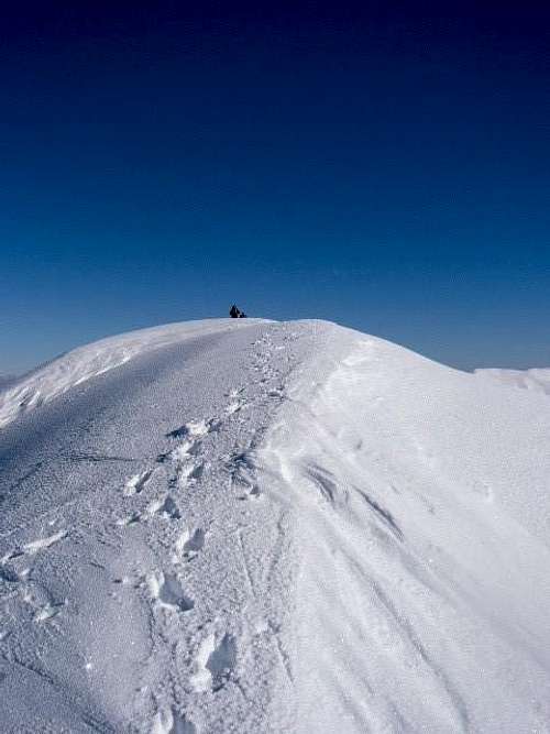The flat ridge to the summit...