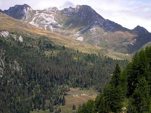 From the route to Leysser lake the ridge including Cresta di Corleans and  Pointe Valletta <i>2801m</i>