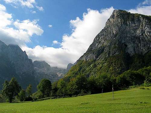  Volusnica (1879 m) on right,...