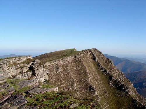 The summit ridge of Iparla