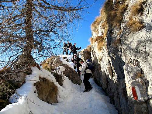 Pozza Rionda: hikers near the...