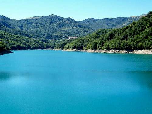 Brugneto's Lake and the...