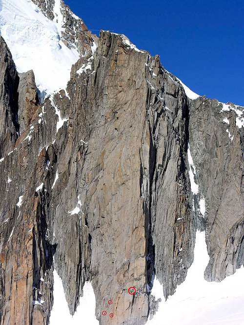 Alpinisti sulla parete sud della punta Lachenal (3613 m)