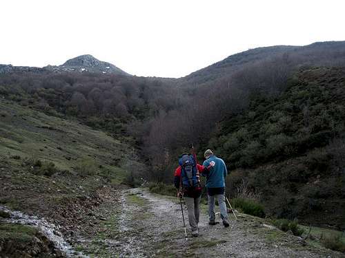 Going up by the forest trail to Peña Mura