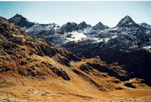 Fache ( left ) and Gran Alto de Pondiellos ( right ) seen from the slopes of Cristales