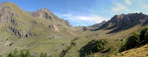 Overall view of  Vallone di Arpisson <br>and the ridges containing it