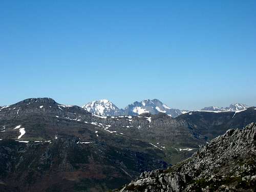 Macizo de Ubiña and Cirbanal peak