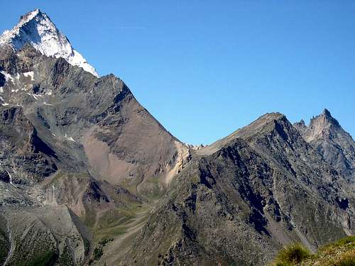 Colle del Trajo <i>2877m</i> between Punta Crevasse <i>3303m</i> (left) and Punta del Trajo <i>3127m</i> (right)