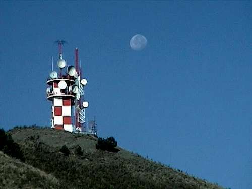 Altzomoni Antena and the moon (November 2002)