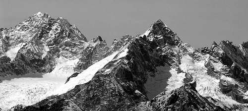 l'aiguille de Triolet (3874 m) e il Mont Dolent (3819 m)