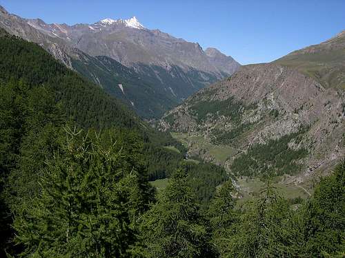 The initial part of Vallone dell'Urtier seen from the trail of Teppelunghe