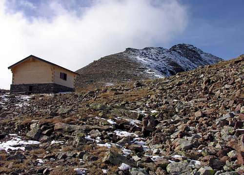 La Becca di Viou (2856 m) e il bivacco Penne Nere (2730 m)