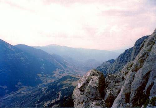 Impressive view from the base of Kouvelos wall to Zemeno valley