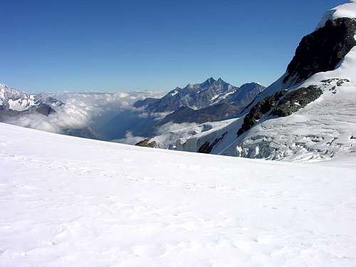 Lo Strahlhorn (4190 m) e il Rimpfischhorn (4199 m) dal Breithornpass (3831 m)