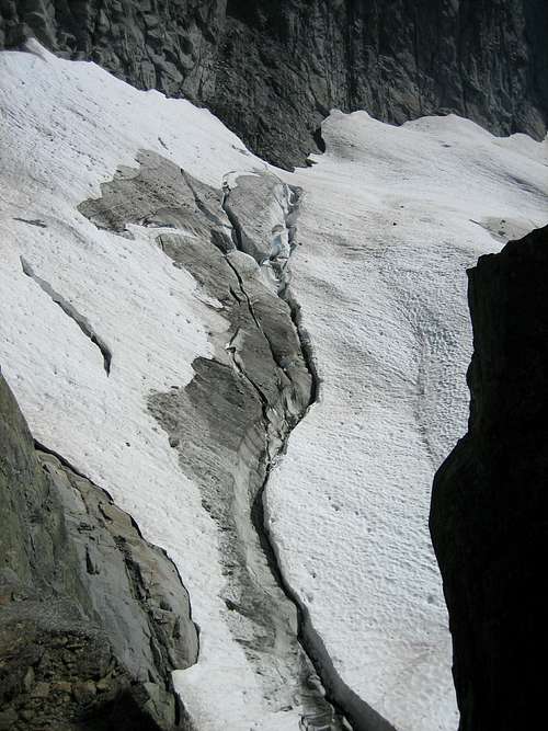 Bergschrund on glacier below notch