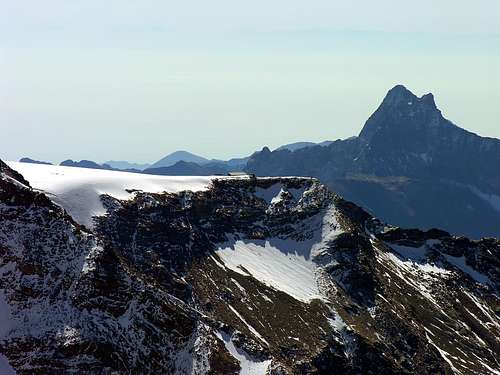 Il rifugio Quintino Sella, sullo sfondo il Corno Bianco (3320 m)