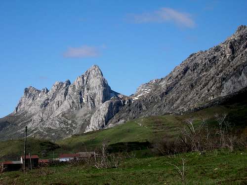 La Barragana seen from the road to Cubillas de Arbás (Valle de Arbás, León)