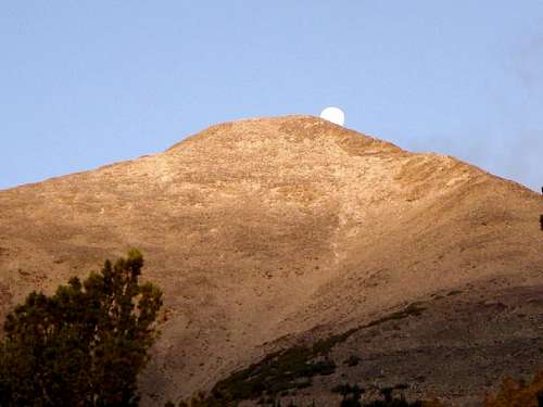 Moonset over Tigger Peak