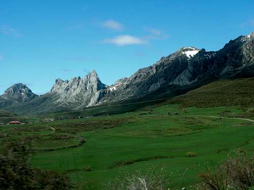 Valle de Arbás mountains: in the middle Barragana peak with Peña Ortegal on its right