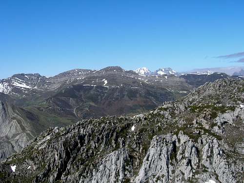 Cirbanal peak, seen from the ridge of La Barragana, and on its back, covering with snow Peña Ubiña
