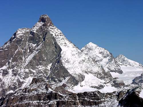 Il Cervino (Matterhorn 4478 m), la Dent Blanche (4356 m) e il Grand Cornier (3962 m)