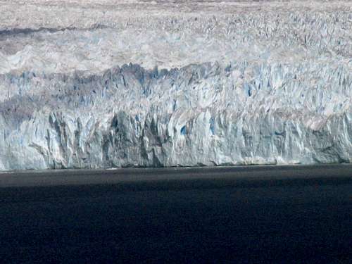Perrito Moreno glacier cracks