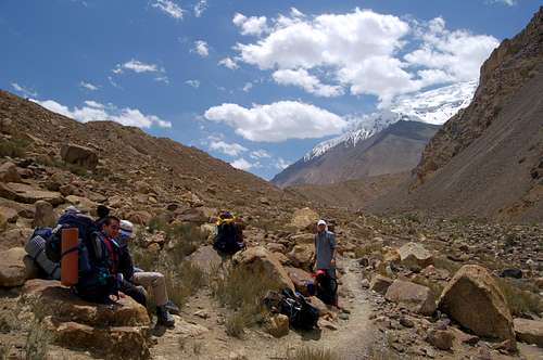 Ablation valley before the Yazghil glacier