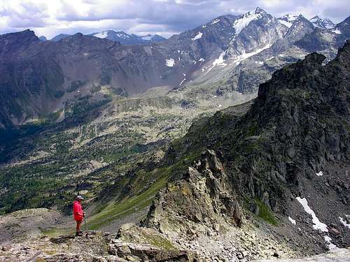 Il Monte Paramont (3301 m) dai pressi del passo di Ameran