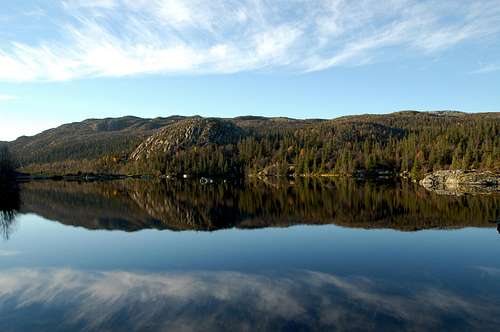 Trolljønn lake to the NW of Gaustatoppen
